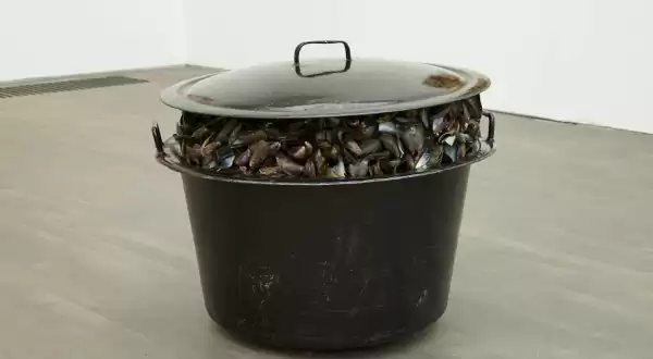S.M.A.K. toont: het Broodthaerskabinet Marcel Broodthaers, Grande Casserole de Moules, 1966 Foto: Dirk Pauwels