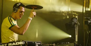 Lekkere beats in het museum De Nederlandse dj Tiësto draait een plaatje tijdens Innercity in 2003. Foto: Rutger Geerling / Rudgr