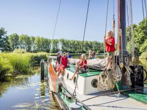 Varen op een skûtsje. Foto: Merk Fryslan © Lydia Annema