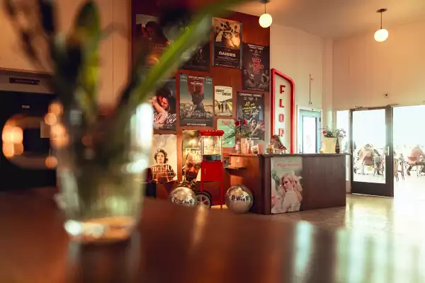 Borrel na en sluit de avond goed af. Foto: Flora Filmtheater ©