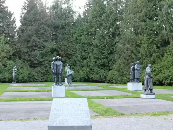 Het Oorlogsmonument gemaakt door Mari Andriessen uit 1953. Foto: DagjeWeg.NL Het Oorlogsmonument gemaakt door Mari Andriessen uit 1953. Foto: DagjeWeg.NL