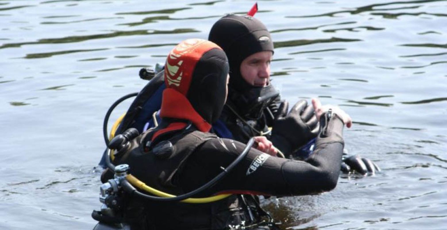 Duikinstructrice Hellen overlegt met haar collega. Foto: Caroline de Vente