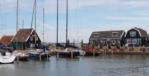 Verken het pittoreske eiland Marken In de haven met zijn terrasjes en souvenirswinkeltjes. Foto: DagjeWeg.NL © Tonny van Oosten