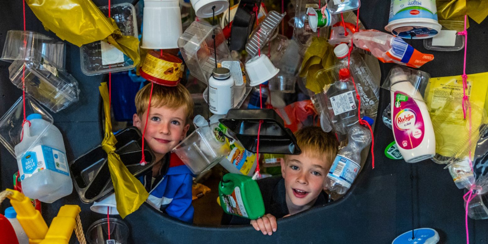 Neem een duik in het plastic doolhof in het Fries Scheepvaartmuseum. Foto: Niels de Vries