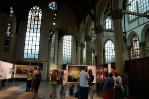 Nieuws in beeld Tentoonstelling World Press Photo in de Oude Kerk Amsterdam. Foto:  Kevingessner / Flickr 