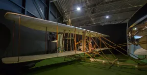 Zet koers naar de cockpit De eerste gemotoriseerde vlucht: de Wright Flyer. Foto: Libéma / Aviodrome