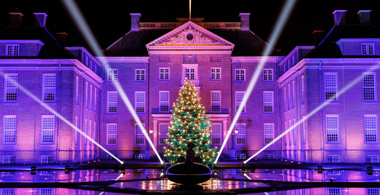 Zoek de warmte op in het feestelijke versierde en prachtig verlichte Paleis Het Loo. Foto: Paleis Het Loo