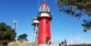 Weekendje weg? Ga naar Vlieland! Dit is er allemaal te doen De rode vuurtoren van Vlieland, ook wel liefhebbend De Rode Kabouter genoemd omdat hij zo kort is. Foto: DagjeWeg.NL © Tonny van Oosten