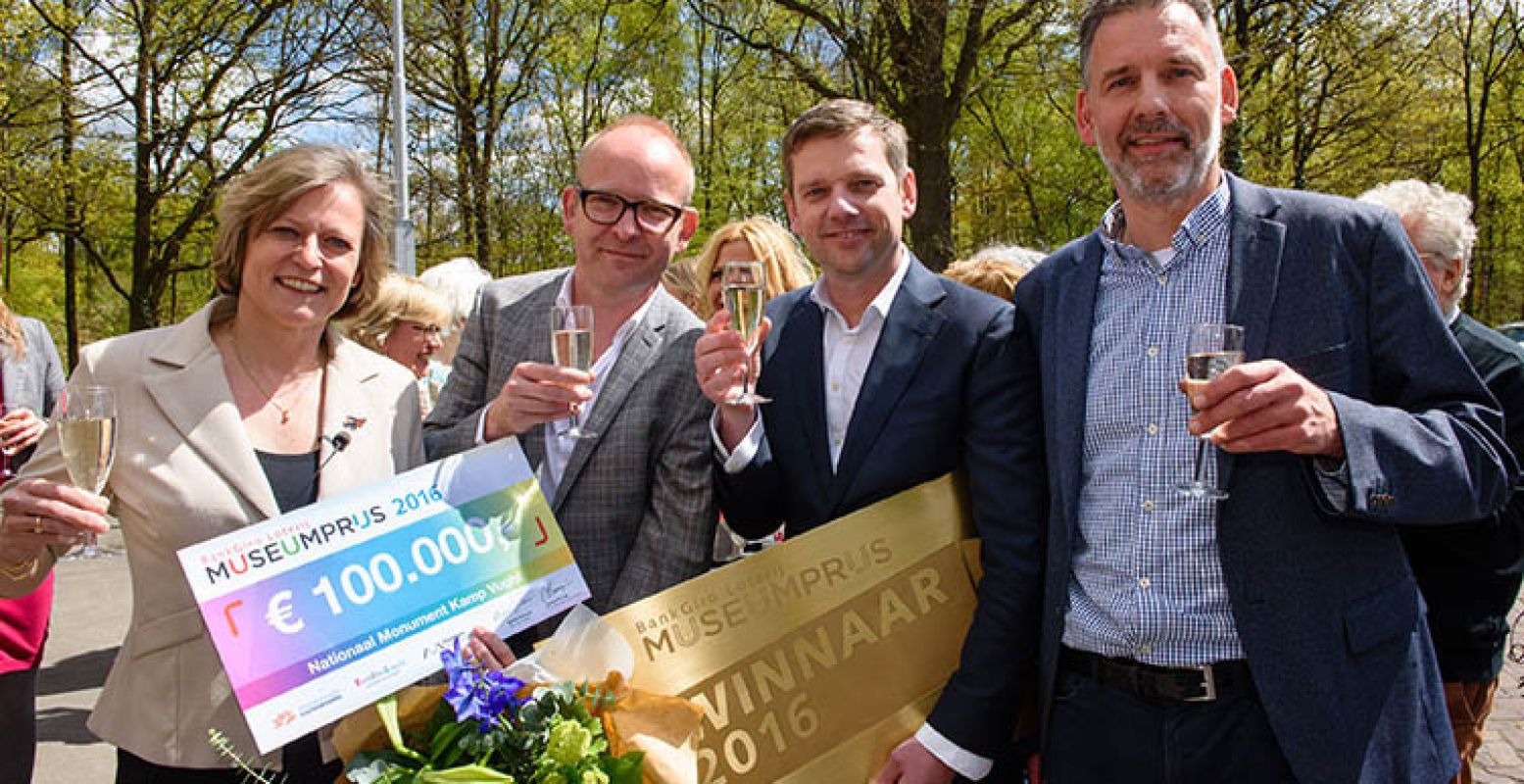 V.l.n.r.: Adriana Esmeijer (directeur Prins Bernhard Cultuurfonds), Siebe Weide (algemeen directeur Museumvereniging), Michiel Verboven (managing director BankGiro Loterij) en Jeroen van den Eijnde (directeur Nationaal Monument Kamp Vught). Foto: Roy Beusker Fotografie.