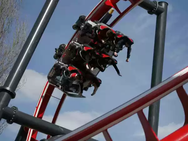 Over de kop in de spannende Forlumule X achtbaan. Foto: Familiepark Drievliet
