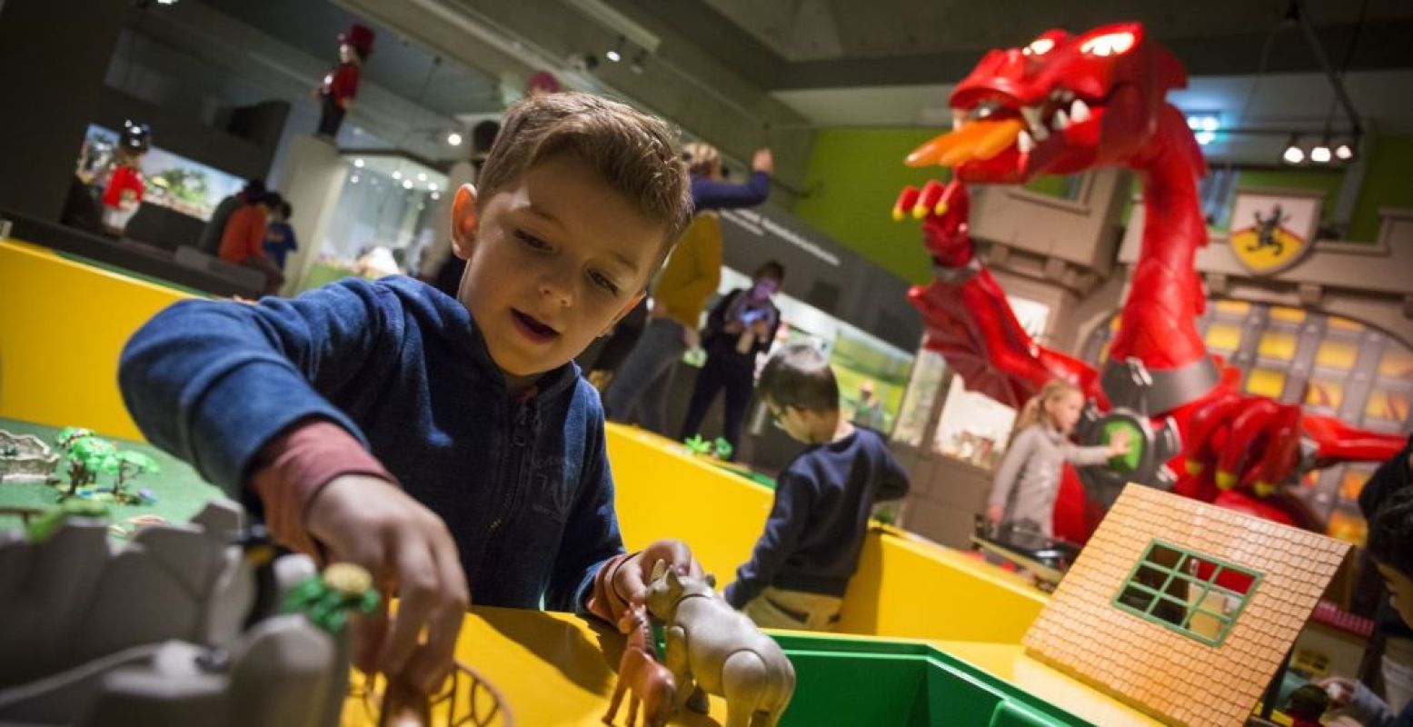 Heerlijk spelen met PLAYMOBIL aan een van de speeltafels. Foto: Limburgs Museum.