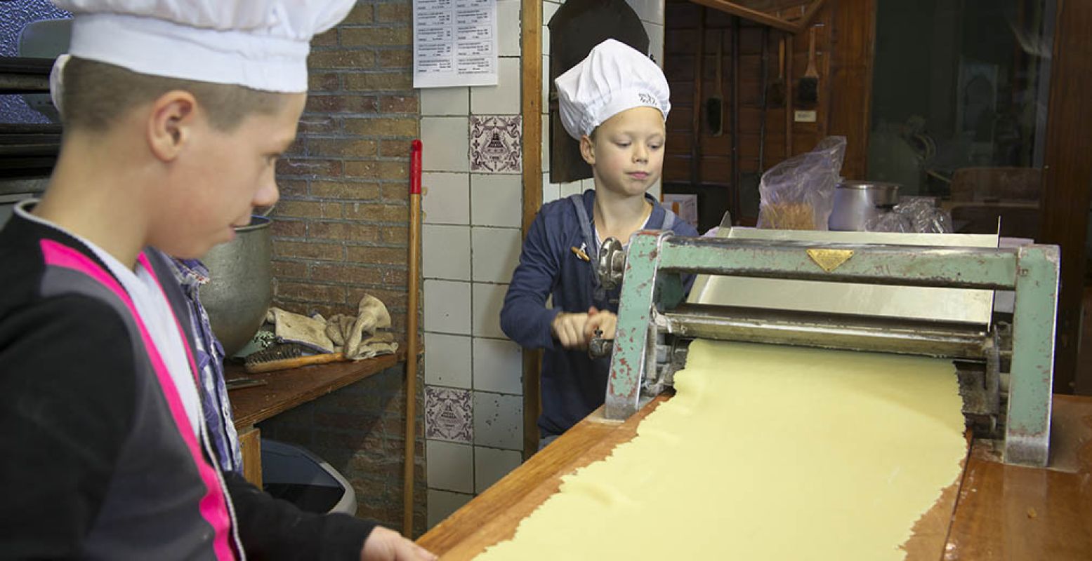 Lekker warm in de keuken als bakker aan de slag. Foto: Bakkerijmuseum De Oude Bakkerij.