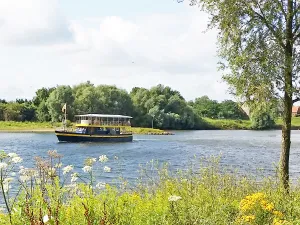 Varen Blauwe Bever naar Meinerswijk en IJsselkop De Blauwe Bever bij de Veerstoep Renkum Foto: Stichting RijnoevervaartenFoto geüpload door gebruiker.