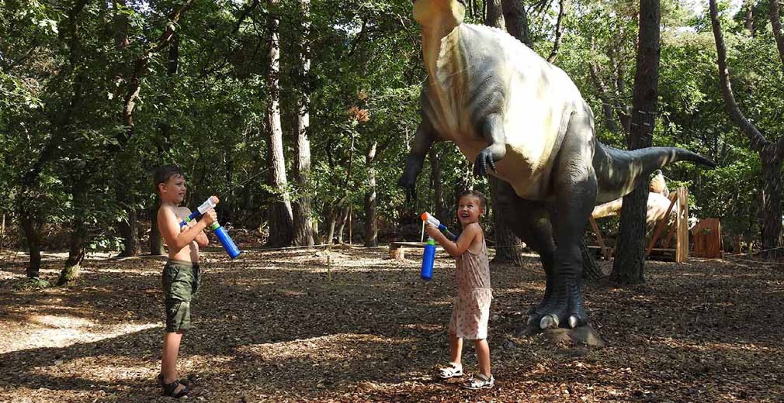 Kinderen hebben waterpret in de dierentuin. Foto: DierenPark Amersfoort.