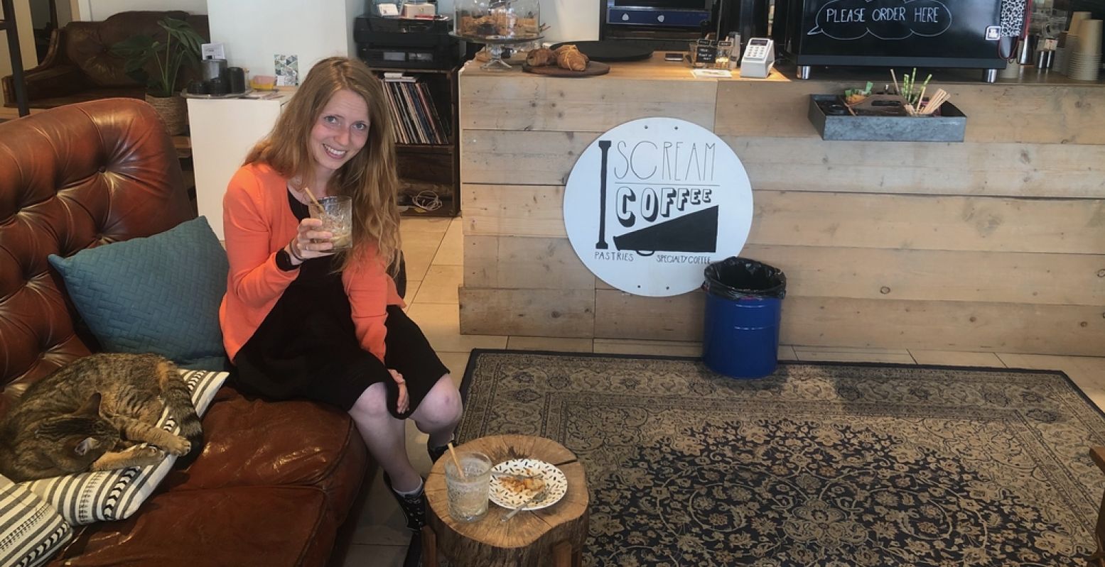 Willeke in haar favoriete koffiebar 'I Scream Coffee', waar ze niet alleen komt voor de lekkere koffie, maar ook voor het heerlijke vegan gebak. Buurtkat Knoopje is er ook. Foto: Laurent Legrand