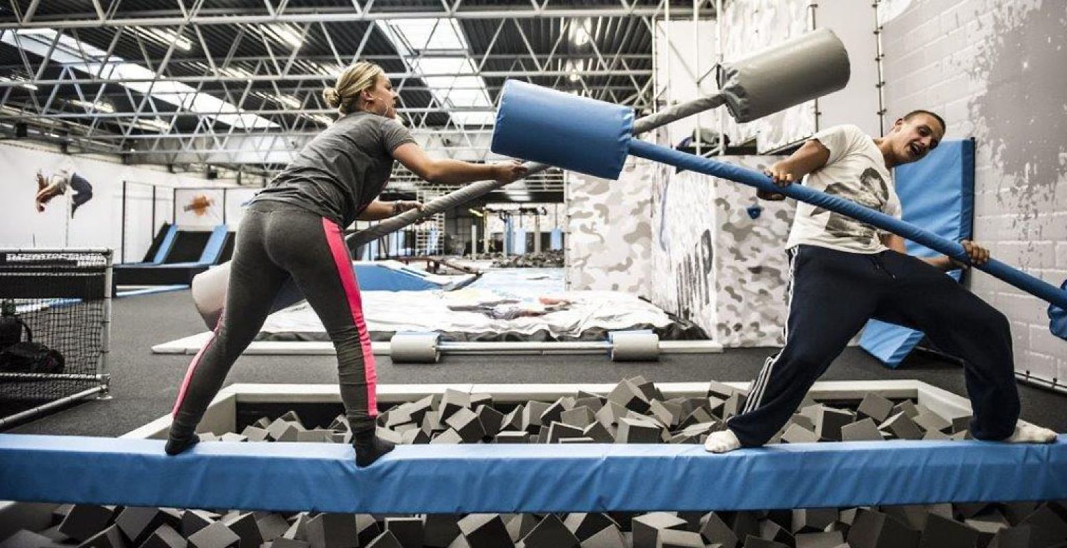 In Noord-Holland zijn veel leuke bedrijfsuitjes te vinden, zoals JumpSkillz Purmerend. Spring tegen muren, ga de strijd aan op het obstakelparcours en trotseer de Battle Bean. Foto: JumpSkillz Purmerend.