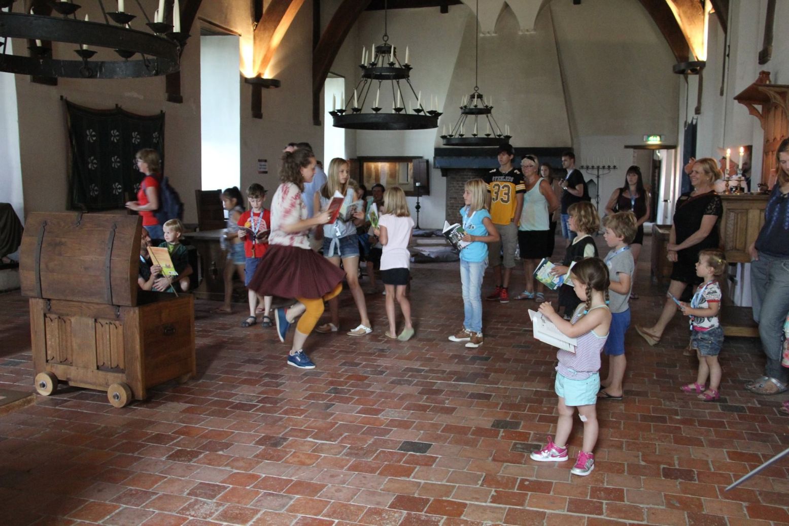 Dans de Boekiewoekiedans in Slot Boekenstein. Foto © Slot Loevestein