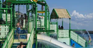 Doe een dagje Zeeland met kinderen Waterpret in de waterspeelplaats van Neeltje Jans. Foto: DagjeWeg.NL