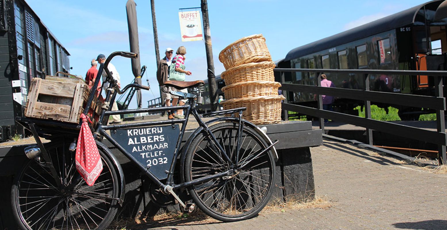 Op station Wognum kun je even de benen strekken. Ook hier zijn alle details heerlijk ouderwets. Foto: DagjeWeg.NL.