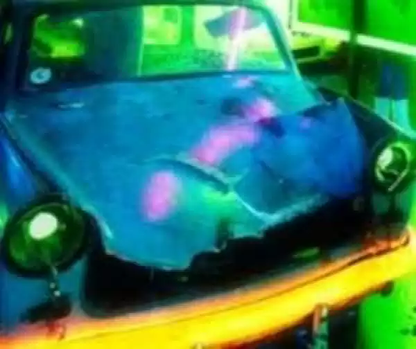 Lasergamen tussen autowrakken. Lasergamen tussen autowrakken.
