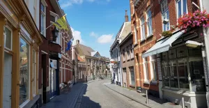 Brabants genieten tijdens een dagje Bergen op Zoom Het centrum van Bergen op Zoom barst van de pittoreske straatjes. Foto: DagjeWeg.NL / Tonny van Oosten