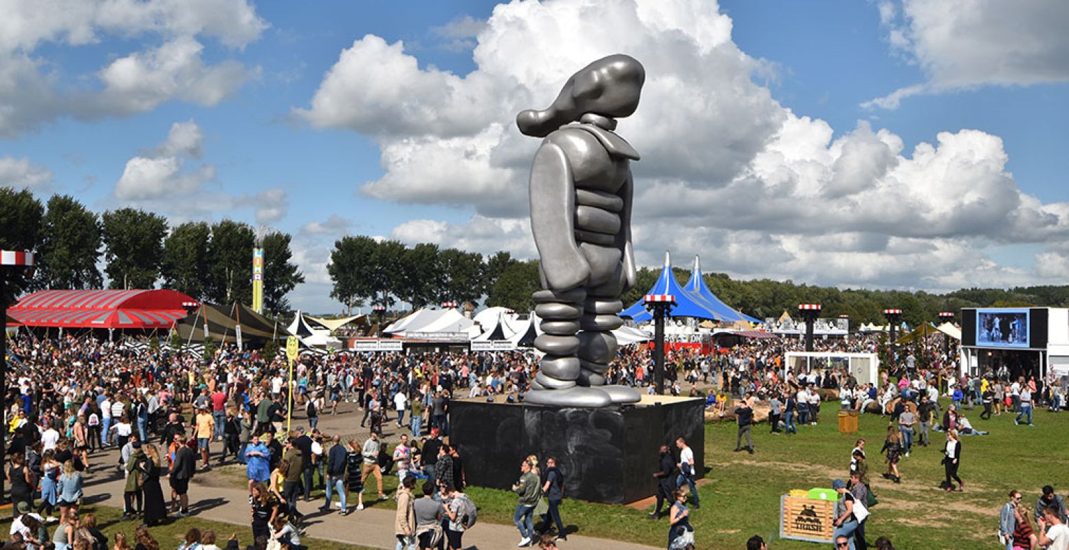 De enorme sculptuur Mikkel van Tom Claassen op festival Lowlands in 2017. Nu staat hij voor Museum Prinsenhof in Delft. Foto: Lucas Gmelig