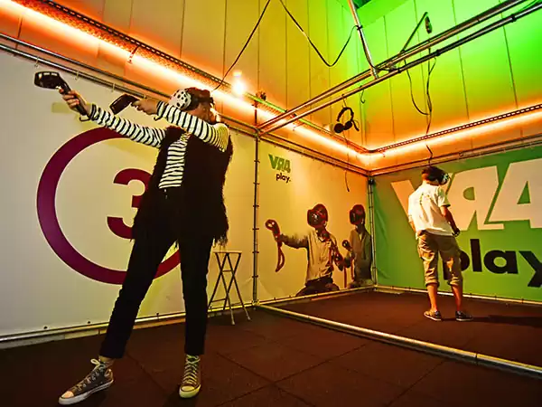Speel tegen elkaar. Foto: VR4play Speel tegen elkaar. Foto: VR4play