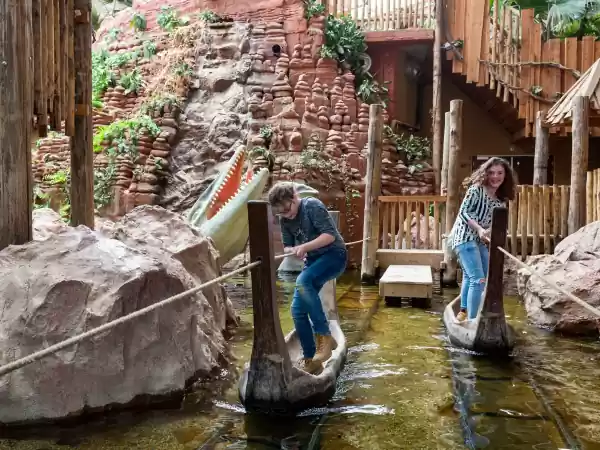 Met een bootje door de Dino Dome. Foto: GaiaZOO © Bob Luijks