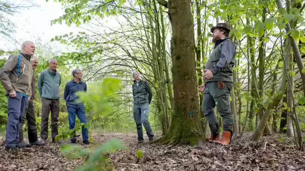 Met de boswachter door de Aalkeetpolder twee boswachters geven uitleg in het bos | Foto geüpload door gebruiker Staatsbosbeheer.