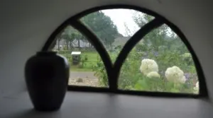 Oud draagt nieuw in design-bed en breakfast De Vijf Suites Suite 3 heeft zeven kleine koestalraampjes. Het uitzicht is door alle raampjes prachtig. Foto: DagjeWeg.NL