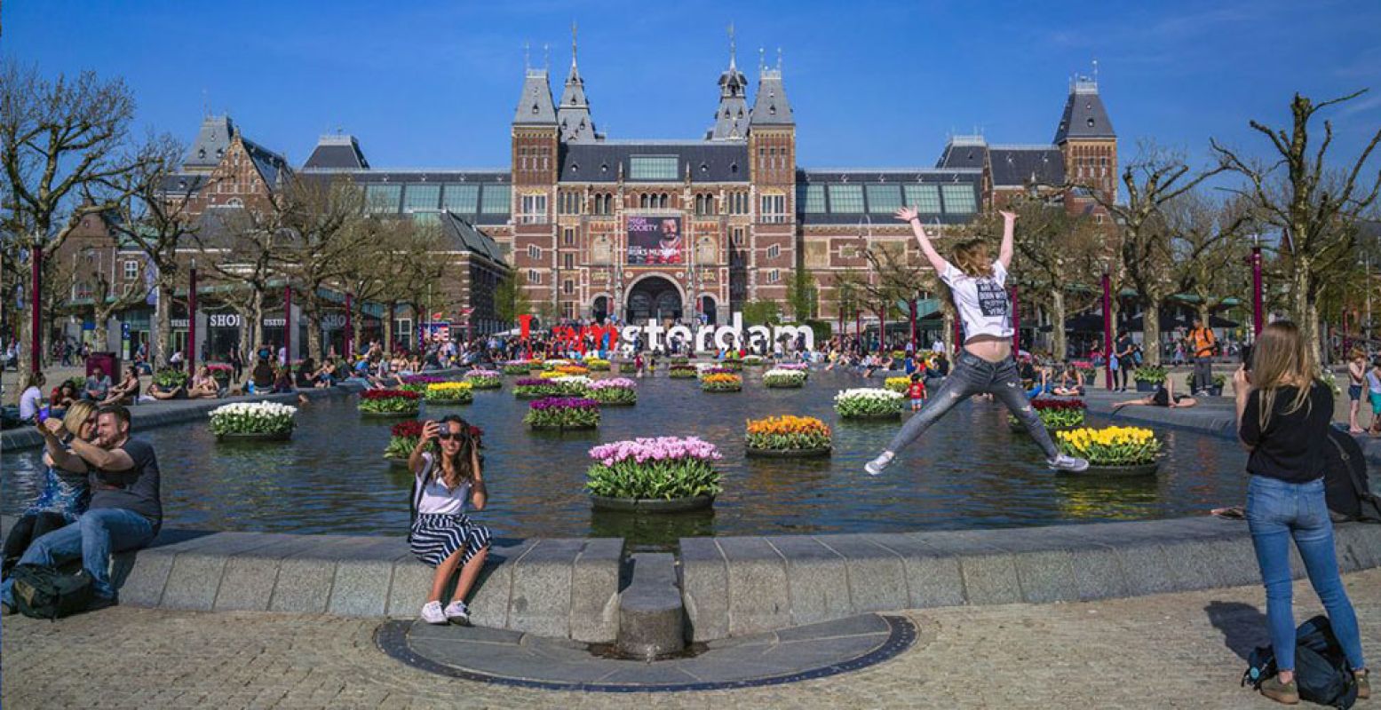 De tulpen staan tot in de vijver bij het Rijksmuseum. Foto: ©TulpFestivalAmsterdam 2018 / fotograaf John Lewis Marshall