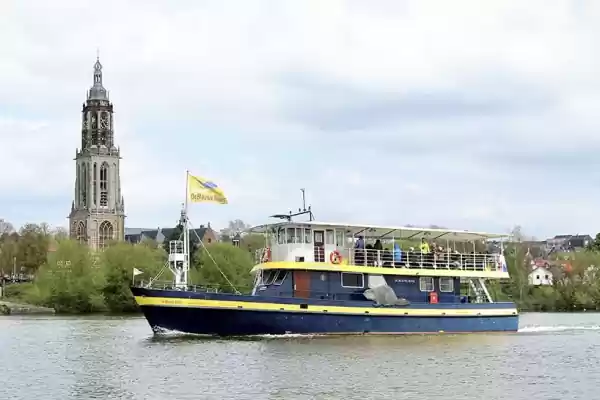 Varen met Blauwe Bever naar Rhenen stadswandeling De Blauwe Bever vaart bij Rhenen. Foto: Cees van Doodeweerd.