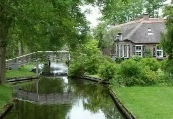 Dorpsgracht van Giethoorn. Foto: 't Zwaantje. Dorpsgracht van Giethoorn. Foto: 't Zwaantje.