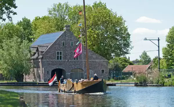 Vaartocht met de historische Vechtezomp De zomp vertrekt Foto: Henk Steenbergen
