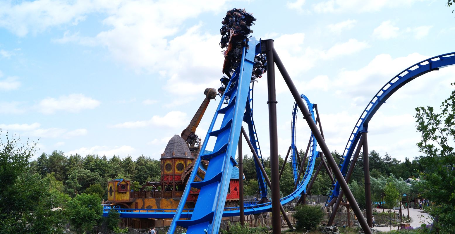 Achtbaan Fénix, met op de achtergrond vliegtuigmolen Pixarus, in het sprookjesachtig mooie Toverland. Foto: DagjeWeg.NL