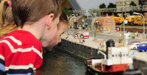 Over de foto: Hoe vieren de bewoners van Miniworld Rotterdam Koningsdag? Foto: Miniworld Rotterdam. Hoe vieren de bewoners van Miniworld Rotterdam Koningsdag? Foto: Miniworld Rotterdam.