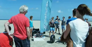 Schiet over het strand in een kitebuggy We luisteren aandachtig naar de instructies. Foto: DagjeWeg.NL.