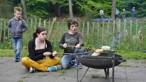 Kinderen bakken broodjes boven kampvuur | Foto ge&uuml;pload door gebruiker Staatsbosbeheer.