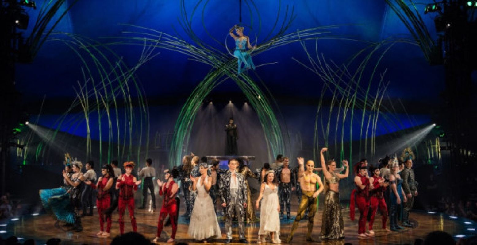 De groep acteurs, danseressen en acrobaten van Cirque du Soleil in de show Amaluna.