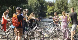 Ontdek de steden van Nederland op de fiets! Ga samen met een lokale gids van seeBreda op pad voor een fietstour door Breda. Foto: seeBreda
