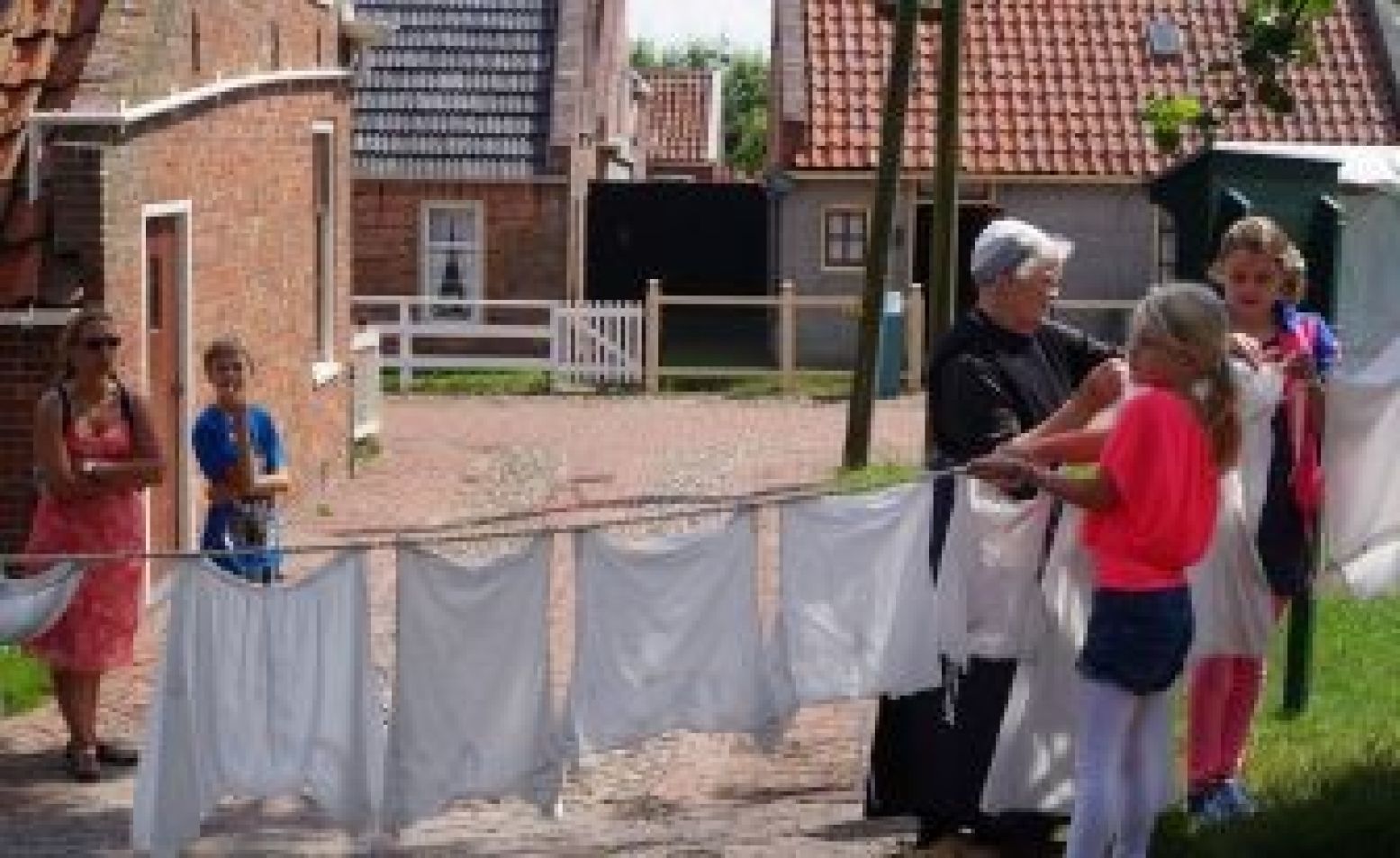 Kinderen helpen de wasvrouw. Klusjes zijn hier leuk! Foto's: Grytsje Anna Pietersma