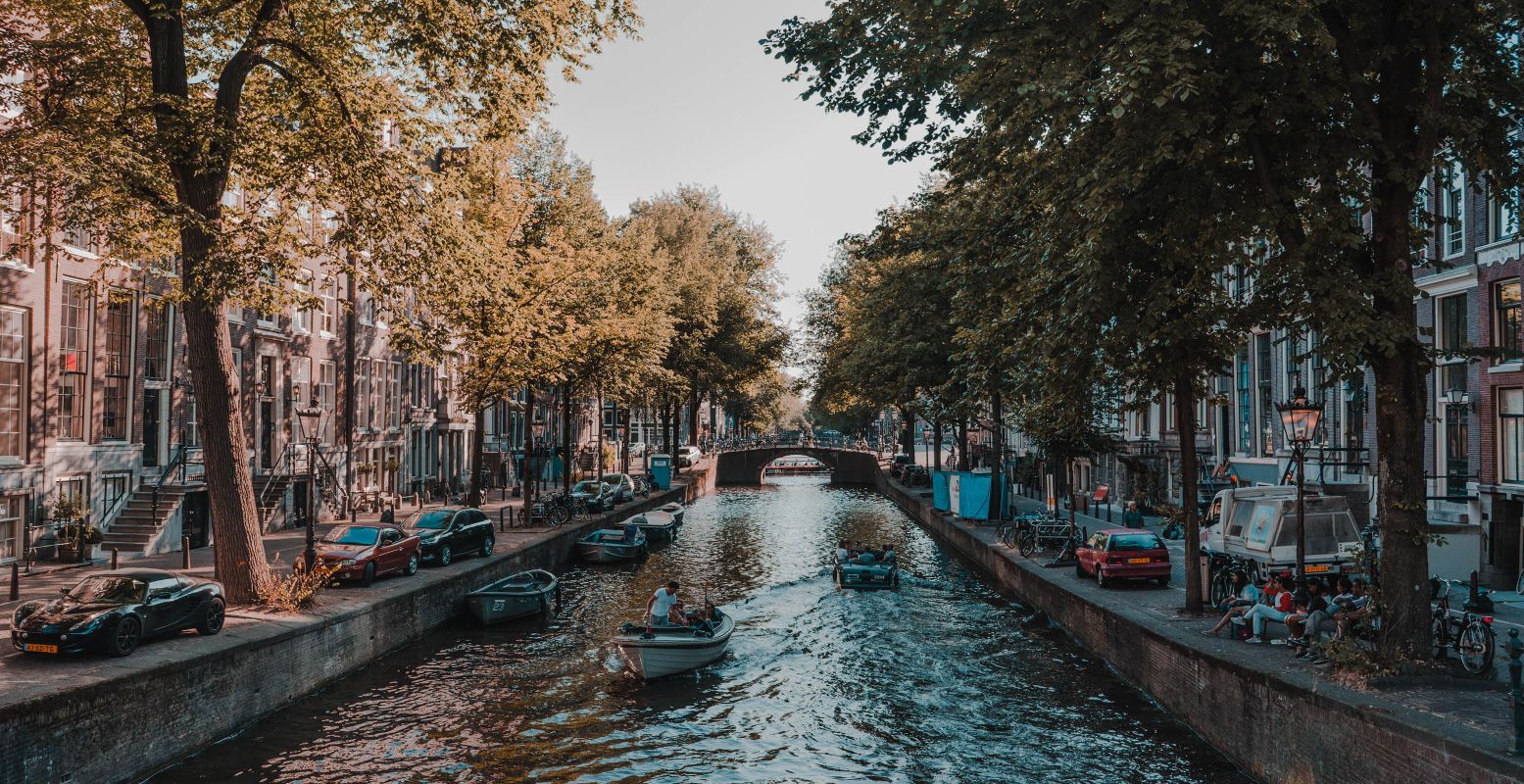 Verken Amsterdam vanaf het water. Foto:  Unsplash License  © Eirik Skarstein