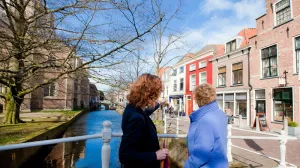 Wijzende dame in Delft