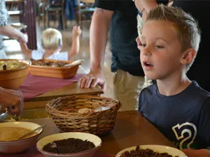 Pannenkoekenboot Nijmegen Versier je pannenkoek met allerlei lekkers. Foto: Pannenkoekenboot Nijmegen
