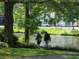 Wandelen langs één van de singels. Foto: DagjeWeg.NL