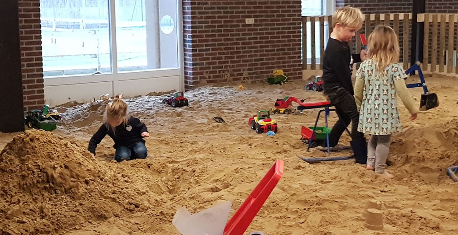 Lekker spelen bij speel- en recreatieboerderij De Flierefluiter in de indoor zandbak vol speeltjes. Foto: De Flierefluiter