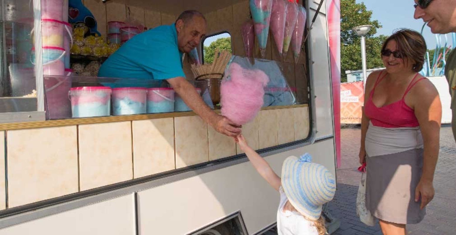Een suikerspin voor de zoetekauwen. Kinderen vermaken zich bij het Kidsfestival. Foto: Stichting Vierdaagsefeesten.