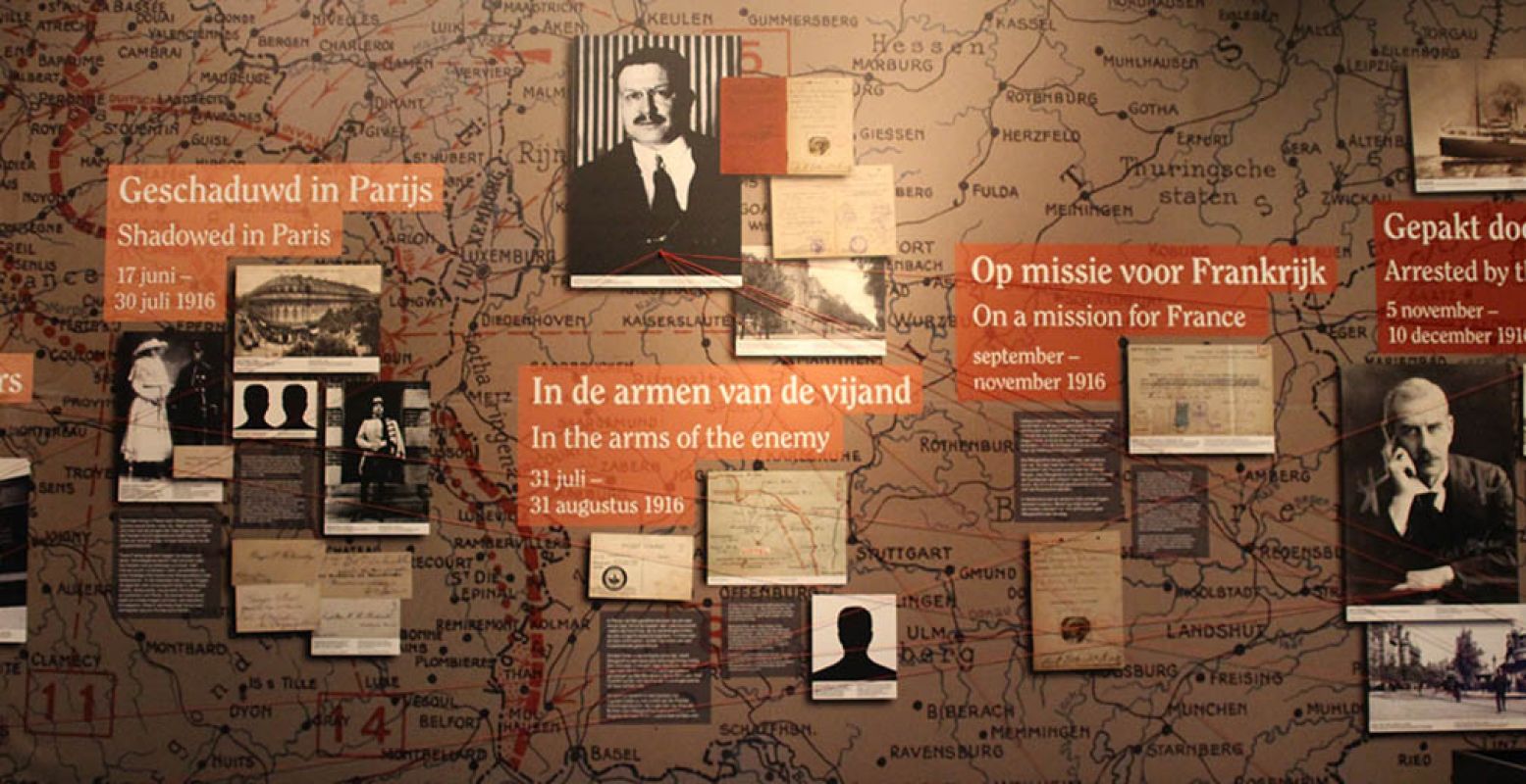 De muur vol documenten van de geheime diensten. Foto: Redactie DagjeWeg.NL.