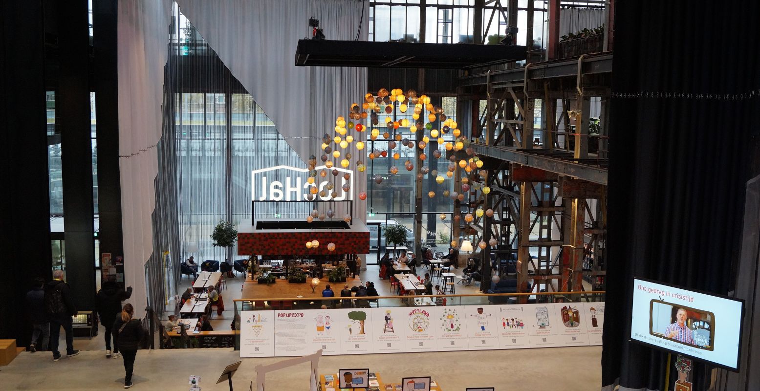 De enorme gordijnen die de LocHal verdelen in verschillende ruimtes zijn gemaakt in het Textielmuseum. Foto: DagjeWeg.NL