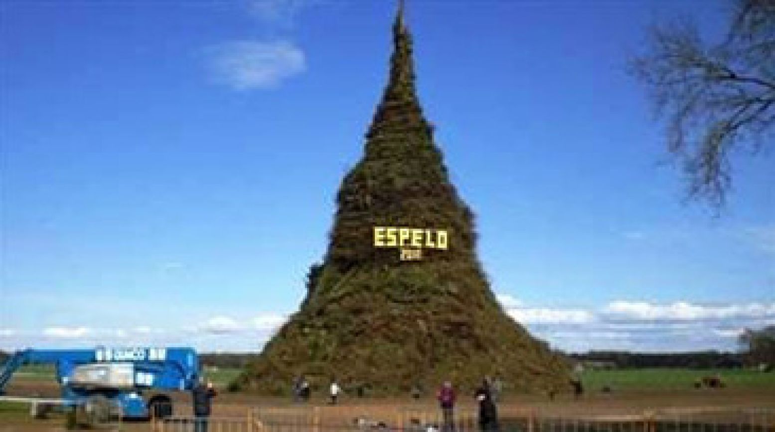 In Espelo wordt elk jaar één van de grootste paasvuren gebouwd. Foto: Paasvuur Espelo